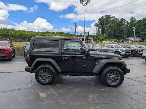 Used 2024 Jeep Wrangler Sport AWD/4WD image 9