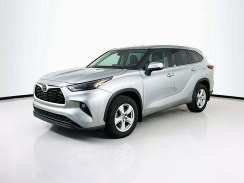 Used 2024 Toyota Highlander LE image 3