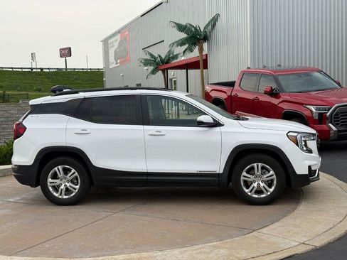 Used 2022 GMC Terrain SLE w/ Driver Convenience Package FWD image 2