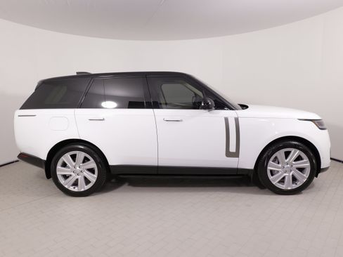 Used 2023 Land Rover Range Rover SE image 8