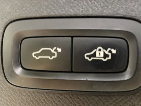 Used 2016 Volvo XC90 T5 R-Design image 20