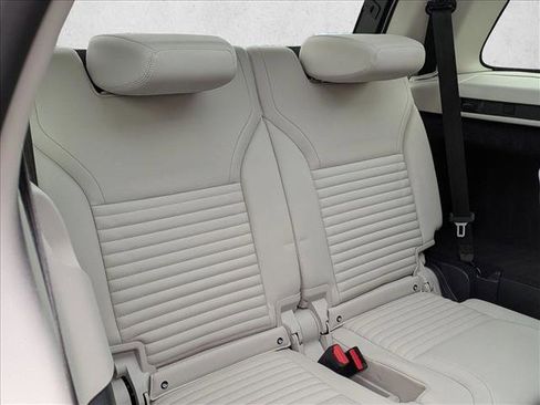 Certified 2025 Land Rover Discovery S image 22