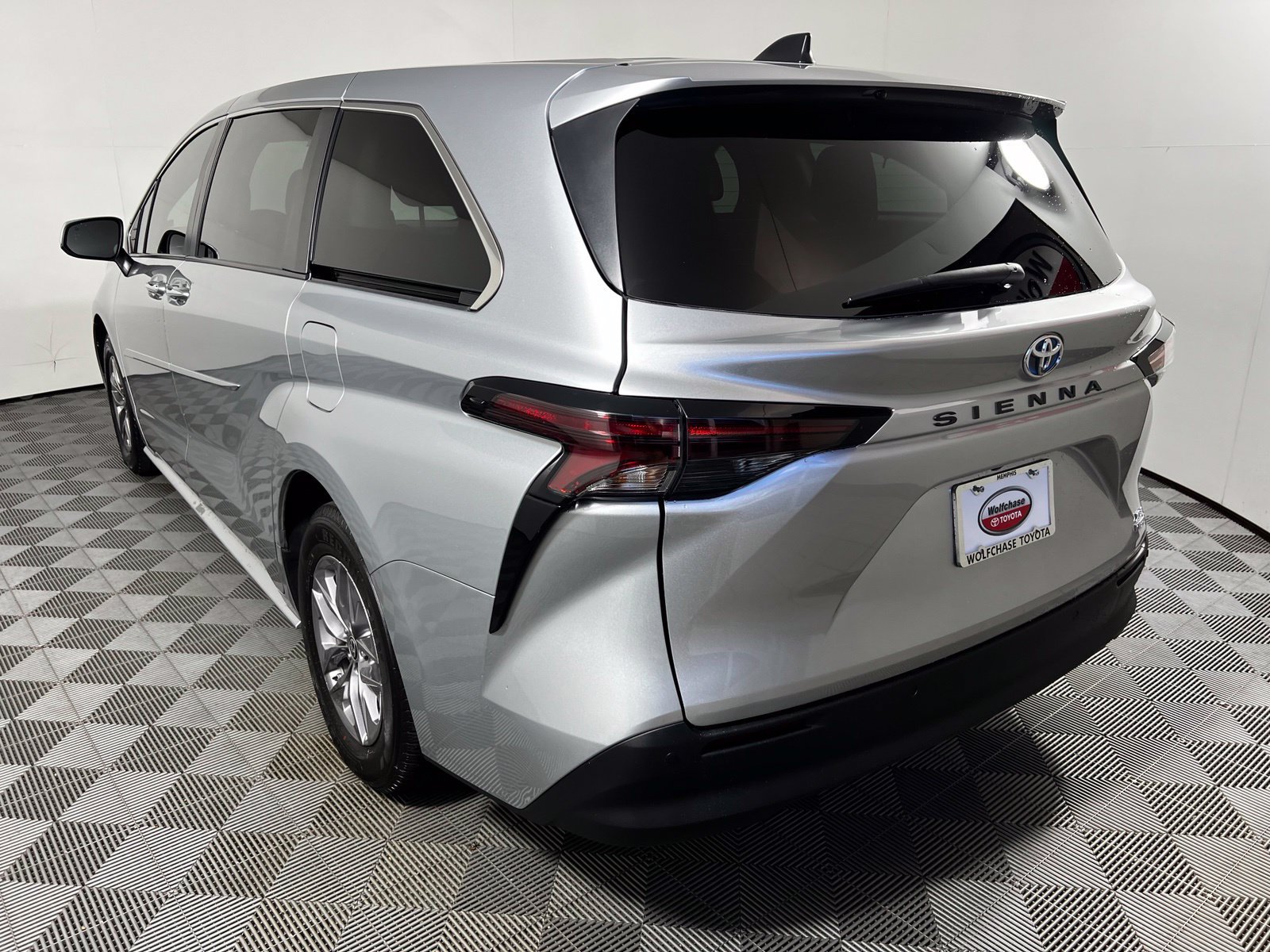 Certified 2023 Toyota Sienna XLE FWD image 7