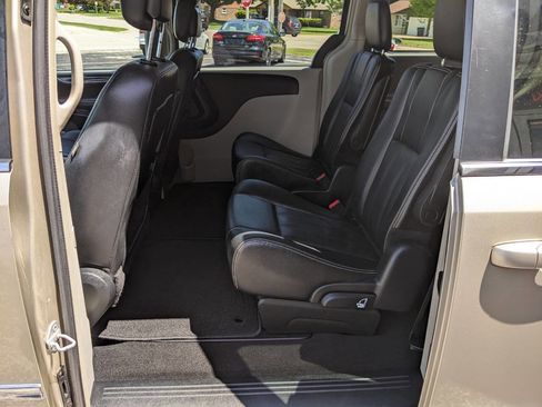 Used 2014 Chrysler Town & Country Touring FWD image 11