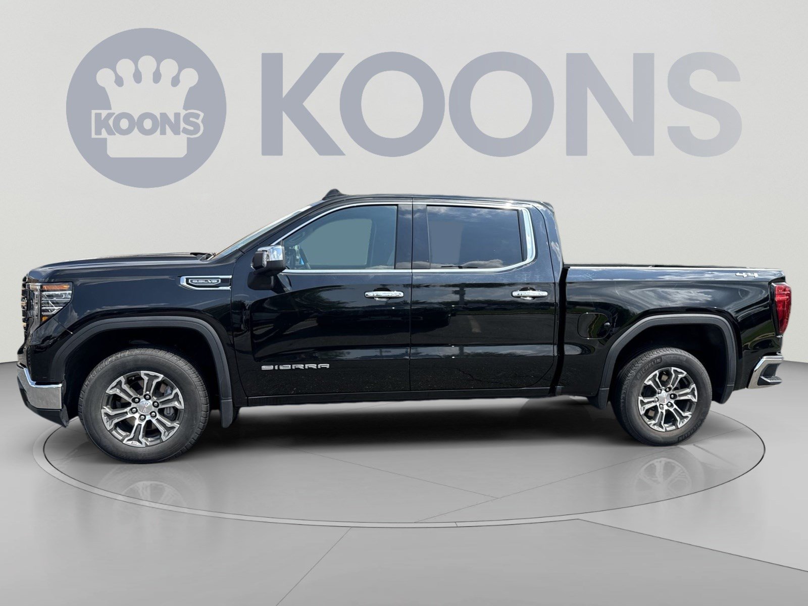 Used 2025 GMC Sierra 1500 SLT AWD/4WD image 2