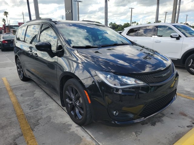 Used 2019 Chrysler Pacifica Touring-L Plus w/ S Appearance Package FWD image 2