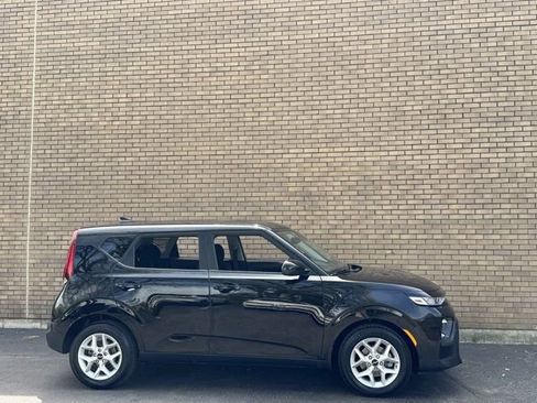 Used 2022 Kia Soul LX w/ Technology Package FWD image 4