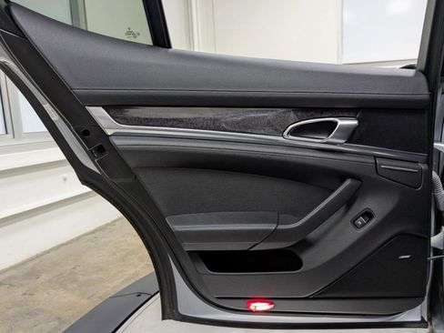 Used 2014 Porsche Panamera 4 image 18