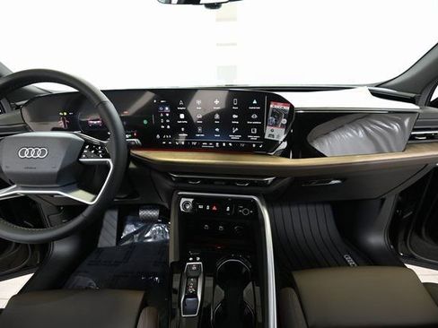 Used 2025 Audi Q5 Premium Plus AWD/4WD image 2