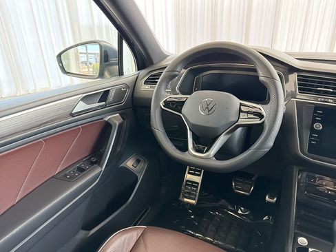 Used 2024 Volkswagen Tiguan SEL R-Line image 28