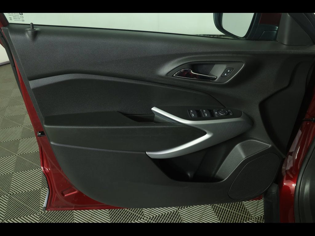 Used 2025 Chevrolet Trax LS w/ LS Convenience Package FWD image 20