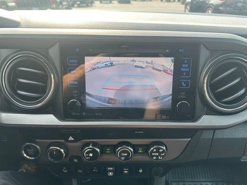 Used 2019 Toyota Tacoma TRD Off-Road w/ Technology Package AWD/4WD image 15