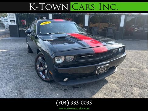 Used 2014 Dodge Challenger SXT RWD image 1
