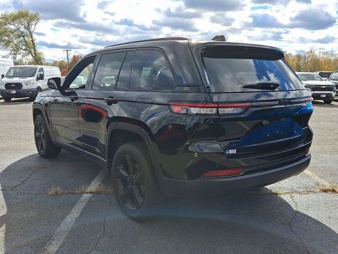 Used 2023 Jeep Grand Cherokee Altitude AWD/4WD image 8
