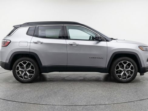 Used 2025 Jeep Compass Limited image 11