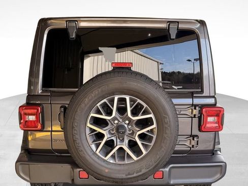 Used 2025 Jeep Wrangler Sahara image 4