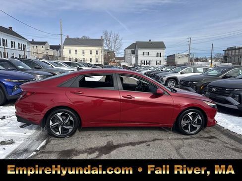 Used 2023 Hyundai Elantra SEL w/ Convenience Package image 3