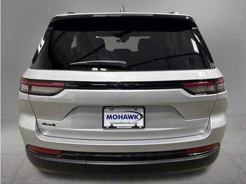 Used 2025 Jeep Grand Cherokee Altitude AWD/4WD image 4