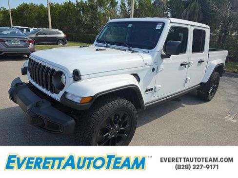 Used 2024 Jeep Gladiator Sport image 1