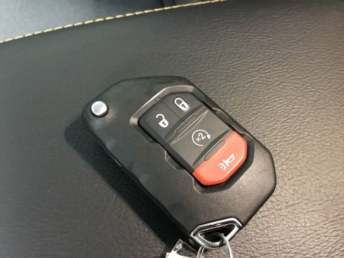 Used 2024 Jeep Wrangler Sahara w/ Technology Group image 10