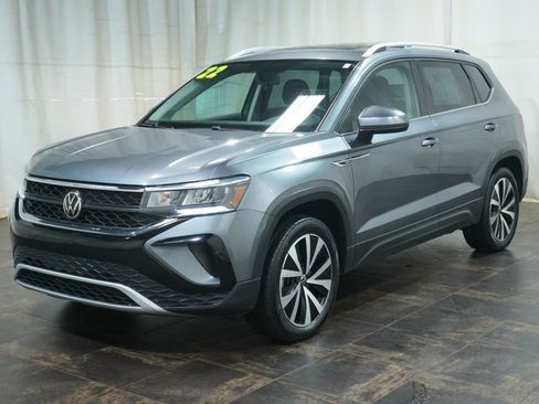 Used 2022 Volkswagen Taos SE FWD image 2