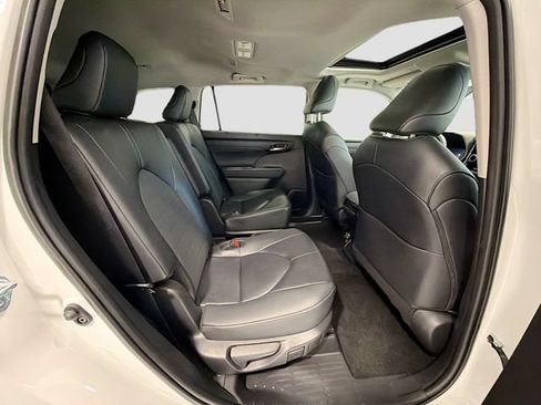 Certified 2025 Toyota Highlander XLE FWD image 23