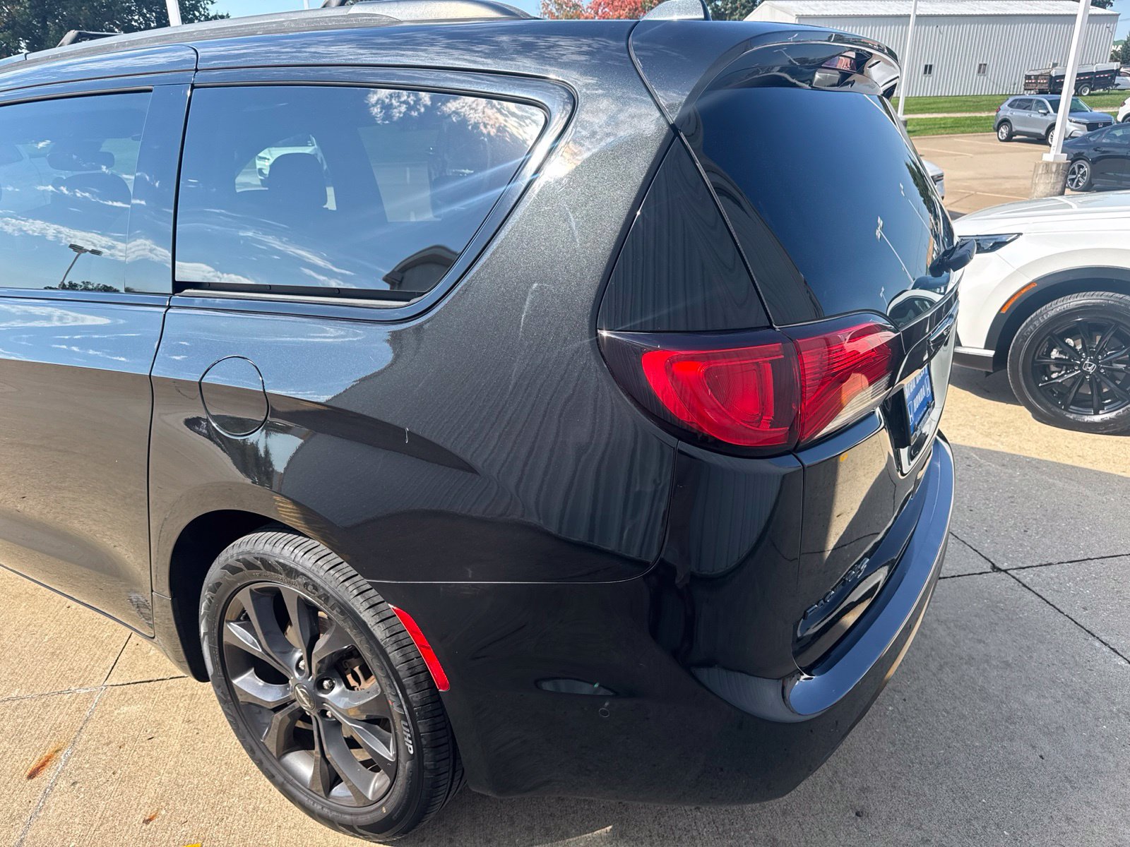 Used 2019 Chrysler Pacifica Touring Plus w/ Advanced Safetytec Group FWD image 5