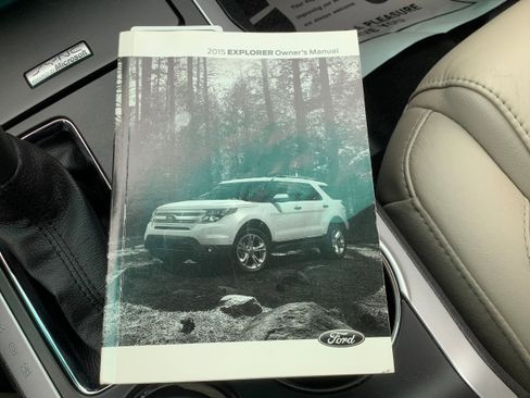 Used 2015 Ford Explorer XLT w/ Equipment Group 202A AWD/4WD image 29