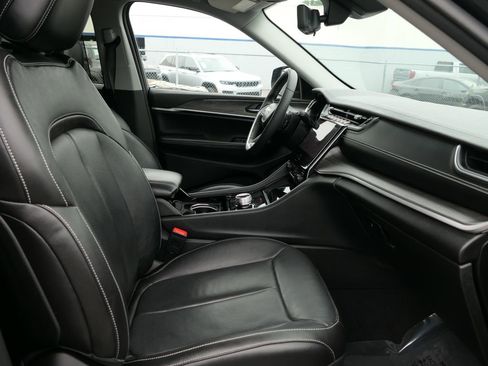 Used 2023 Jeep Grand Cherokee Limited w/ Luxury Tech Group II RWD image 25