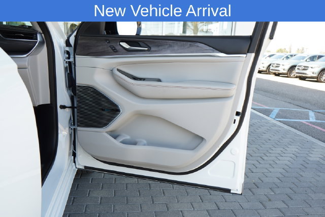 Used 2022 Jeep Grand Cherokee Overland w/ Luxury Tech Group IV AWD/4WD image 15