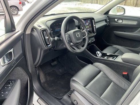 Used 2025 Volvo XC40 B5 Plus image 16