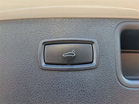 Used 2018 Porsche Macan Base image 9