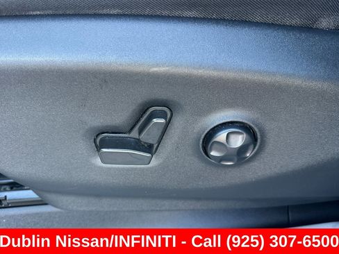 Used 2022 Chrysler Pacifica Touring-L FWD image 13