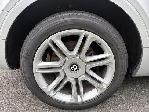 Used 2018 Bentley Bentayga AWD/4WD image 30
