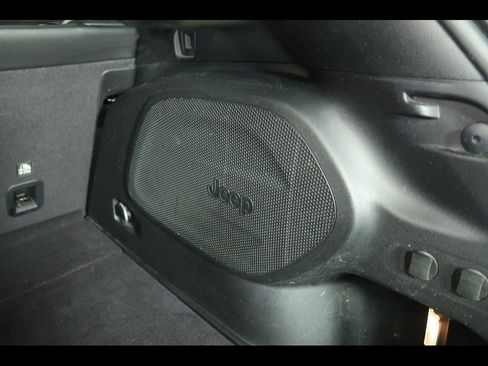 Used 2021 Jeep Cherokee Limited image 29