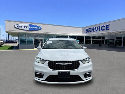 Used 2022 Chrysler Pacifica Touring-L FWD image 3
