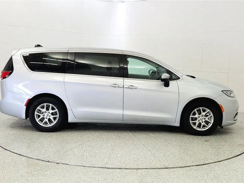 Used 2023 Chrysler Pacifica Touring-L FWD image 8