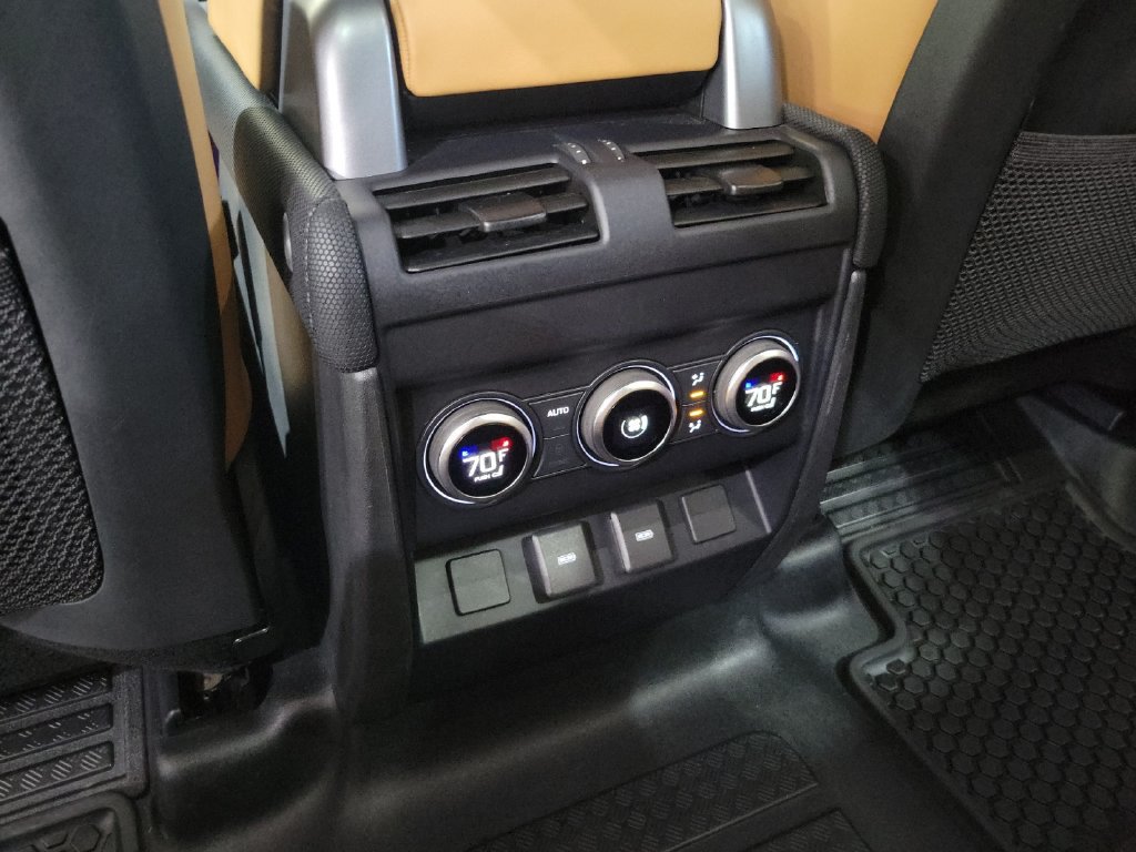 Used 2024 Land Rover Defender 110 V8 AWD/4WD image 23