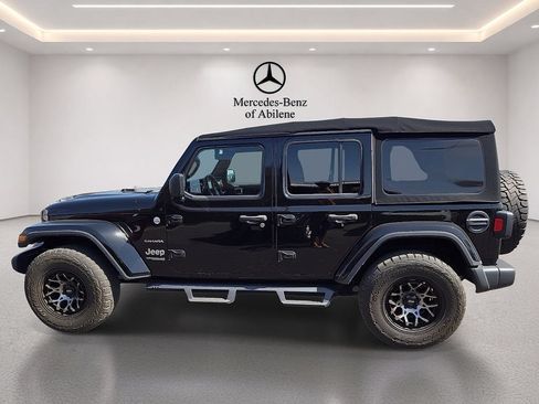 Used 2018 Jeep Wrangler Unlimited Sahara AWD/4WD image 3