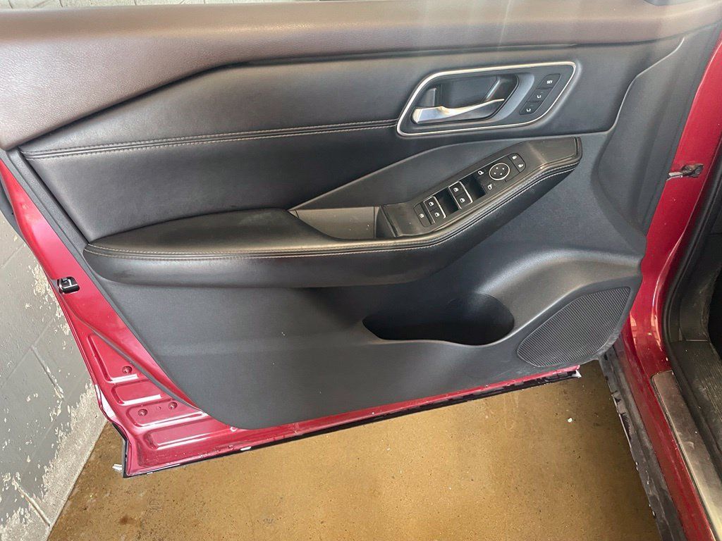 Used 2021 Nissan Rogue Platinum FWD image 9