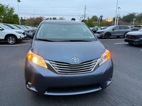 Used 2014 Toyota Sienna XLE w/ Entertainment Package FWD image 2