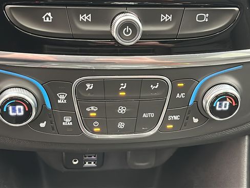 Used 2023 Chevrolet Traverse LT w/ LT Premium Package AWD/4WD image 19
