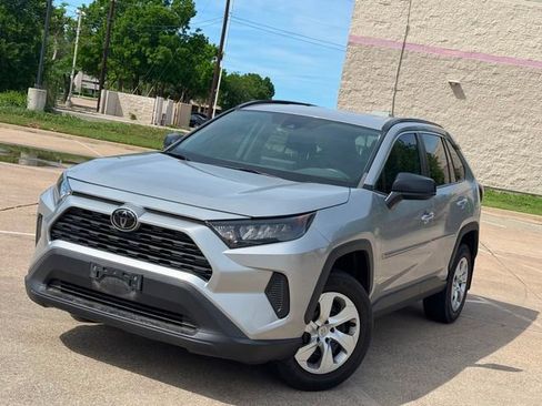 Used 2019 Toyota RAV4 LE w/ Carpet Mat Package FWD image 4
