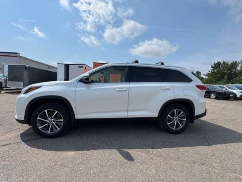 Used 2019 Toyota Highlander XLE AWD/4WD image 4