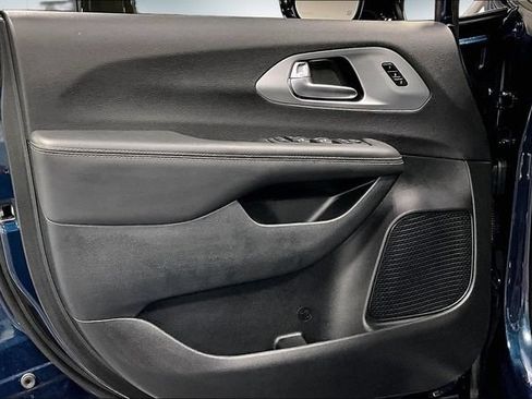 Used 2025 Chrysler Pacifica Limited FWD image 19