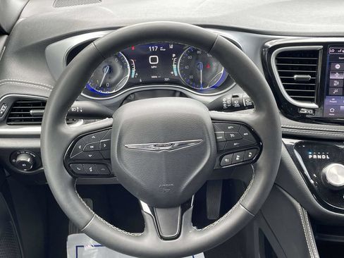 Certified 2025 Chrysler Pacifica Limited FWD image 25