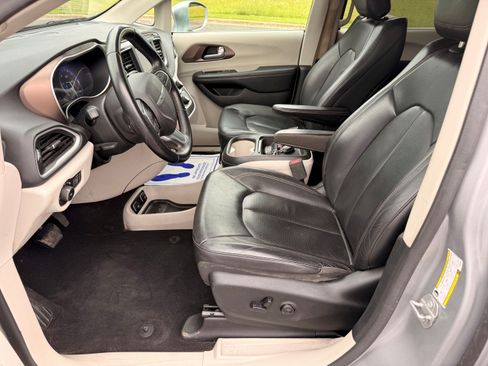 Used 2018 Chrysler Pacifica Touring-L FWD image 9