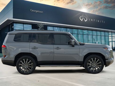 Used 2024 Lexus GX 550 w/ Accessory Package (Z1) AWD/4WD image 4