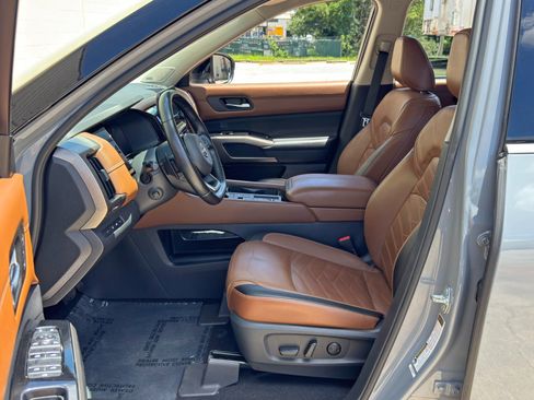 Used 2022 Nissan Pathfinder Platinum w/ Cargo Package FWD image 16