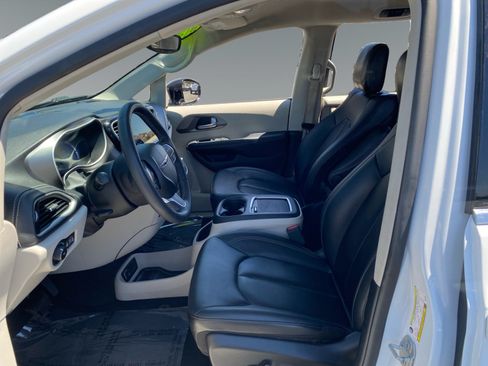 Used 2024 Chrysler Pacifica Limited FWD image 9